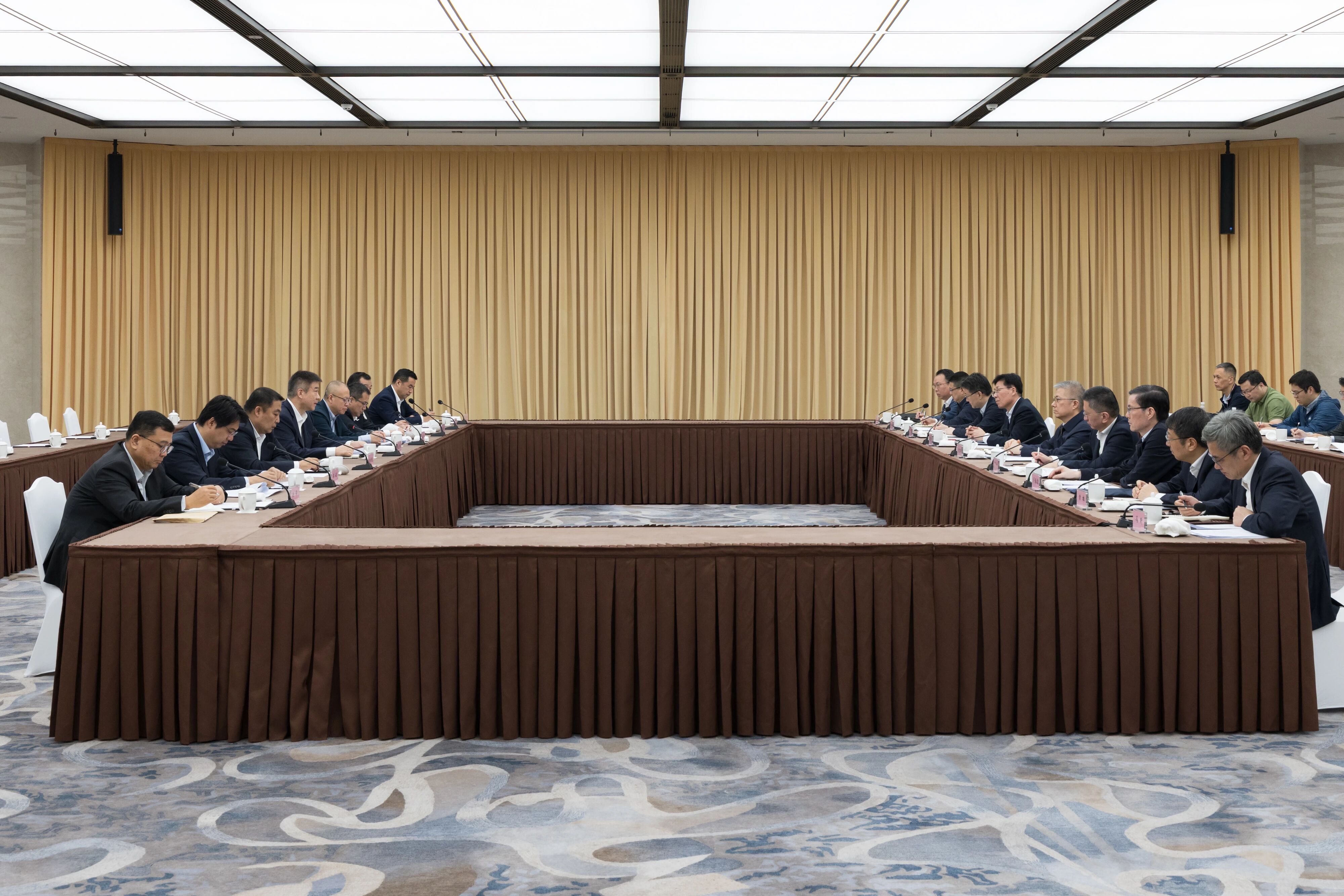 中国民航局与上海市政府10月19日举行座谈会.jpg