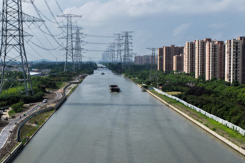 油墩港航道整治工程先行段主体结构完成