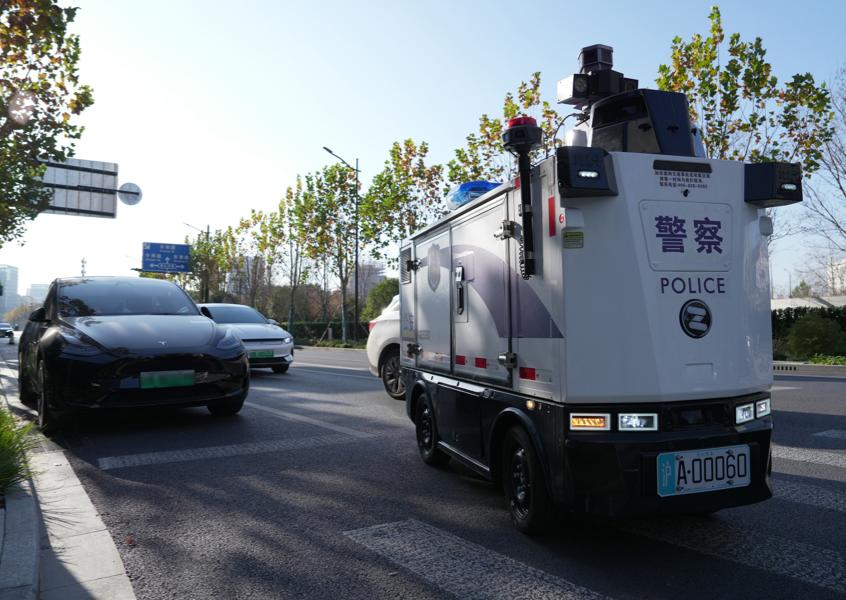 警用无人驾驶装备上路 自动巡逻识别违停车辆