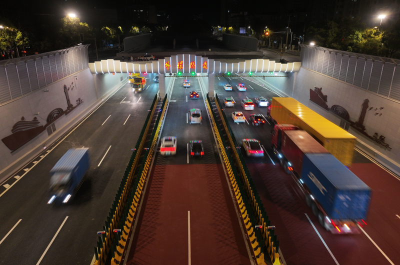 3月22日0时10分，车辆进出外环隧道。记者 张海峰 摄.jpg