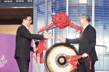 韩正肖钢在上交所为沪港通鸣锣 