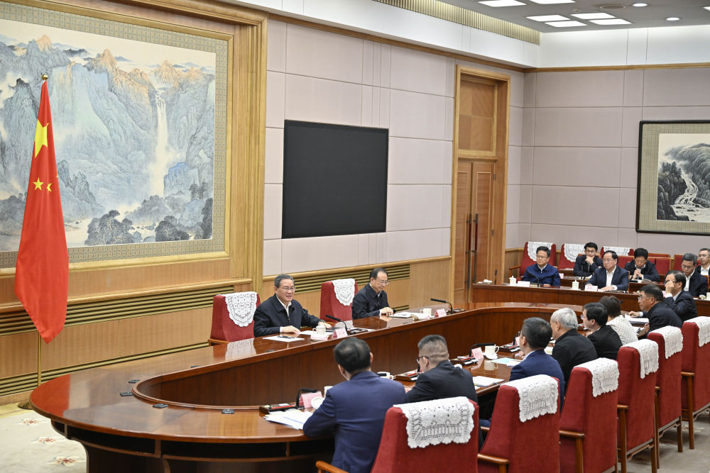 10月8日,中共中央政治局常委、国务院总理李强主持召开经济形势专家和企业家座谈会,听取对当前经济形势和下一步经济工作的意见建议。新华社记者 殷博古 摄.jpg 10月8日,中共中央政治局常委、国务院总理李强主持召开经济形势专家和企业家座谈会,听取对当前经济形势和下一步经济工作的意见建议。新华社记者 殷博古 摄.jpg