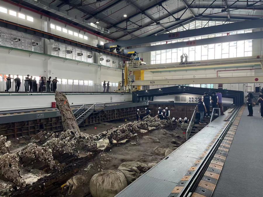 可开合智能保护舱打开后,半没于泥沙中的古船清晰可辨。 简工博 摄.jpg 可开合智能保护舱打开后,半没于泥沙中的古船清晰可辨。 简工博 摄.jpg