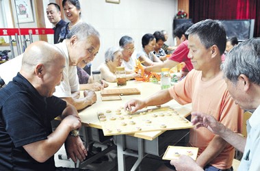 杨浦区平凉街道八埭头居委的老年活动室是老人避暑的好去处