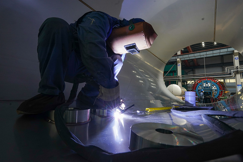 工人在位于江苏省南通市兴仁镇的南通四方罐式储运设备制造有限公司标罐车间忙碌.jpeg 工人在位于江苏省南通市兴仁镇的南通四方罐式储运设备制造有限公司标罐车间忙碌.jpeg