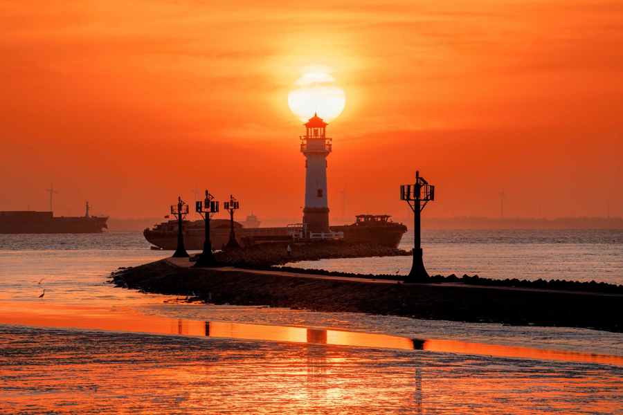 宝山吴淞口灯塔成“野景点”.jpeg 宝山吴淞口灯塔成“野景点”.jpeg