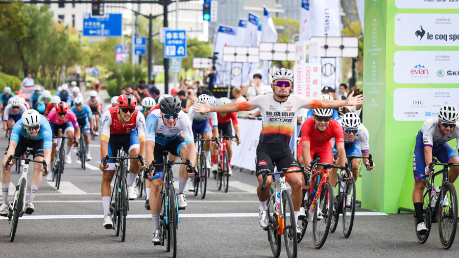 参赛选手在滴水湖旁的终点处冲刺。记者 海沙尔 摄.jpg 参赛选手在滴水湖旁的终点处冲刺。记者 海沙尔 摄.jpg