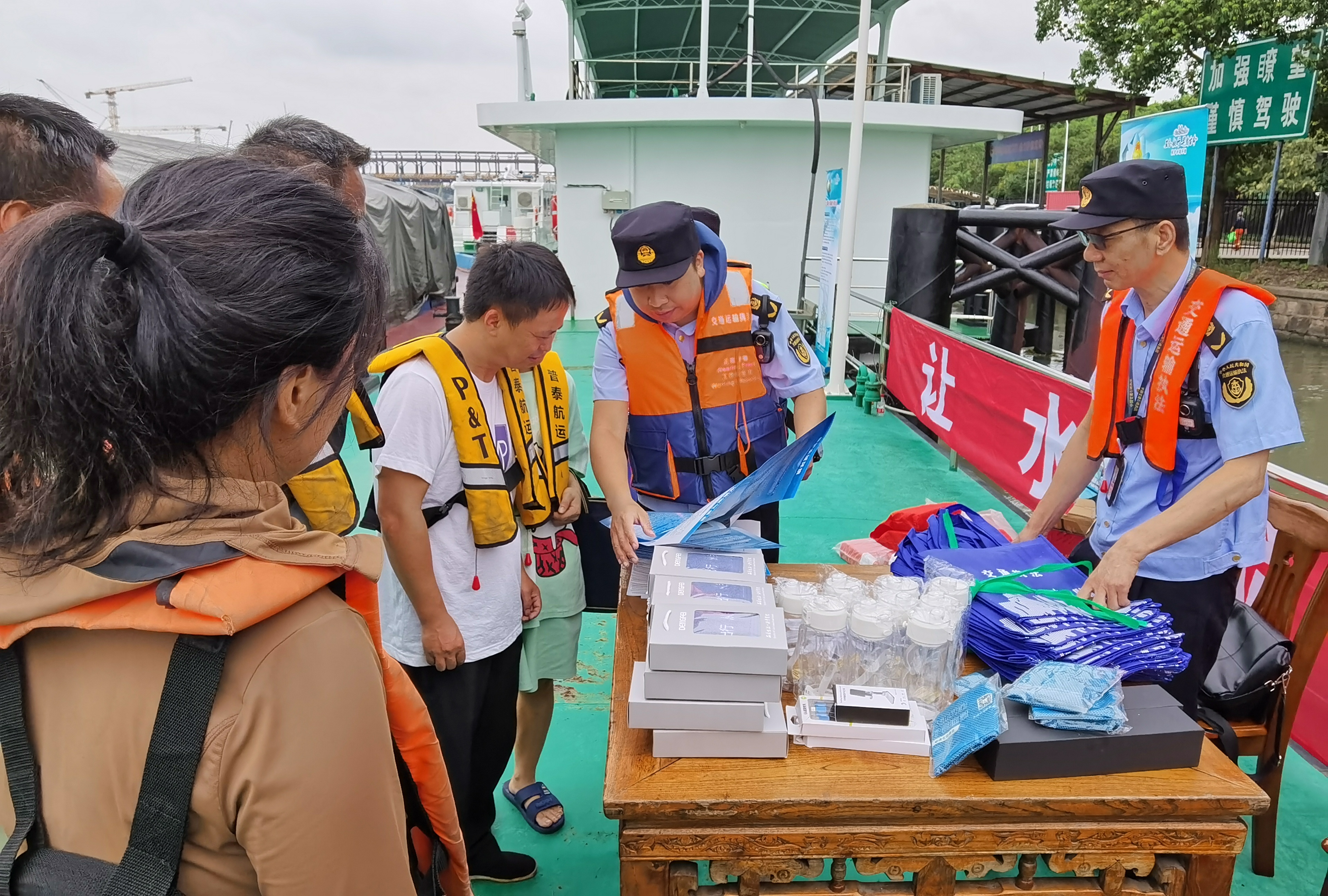 普法宣传2.jpg 普法宣传2.jpg