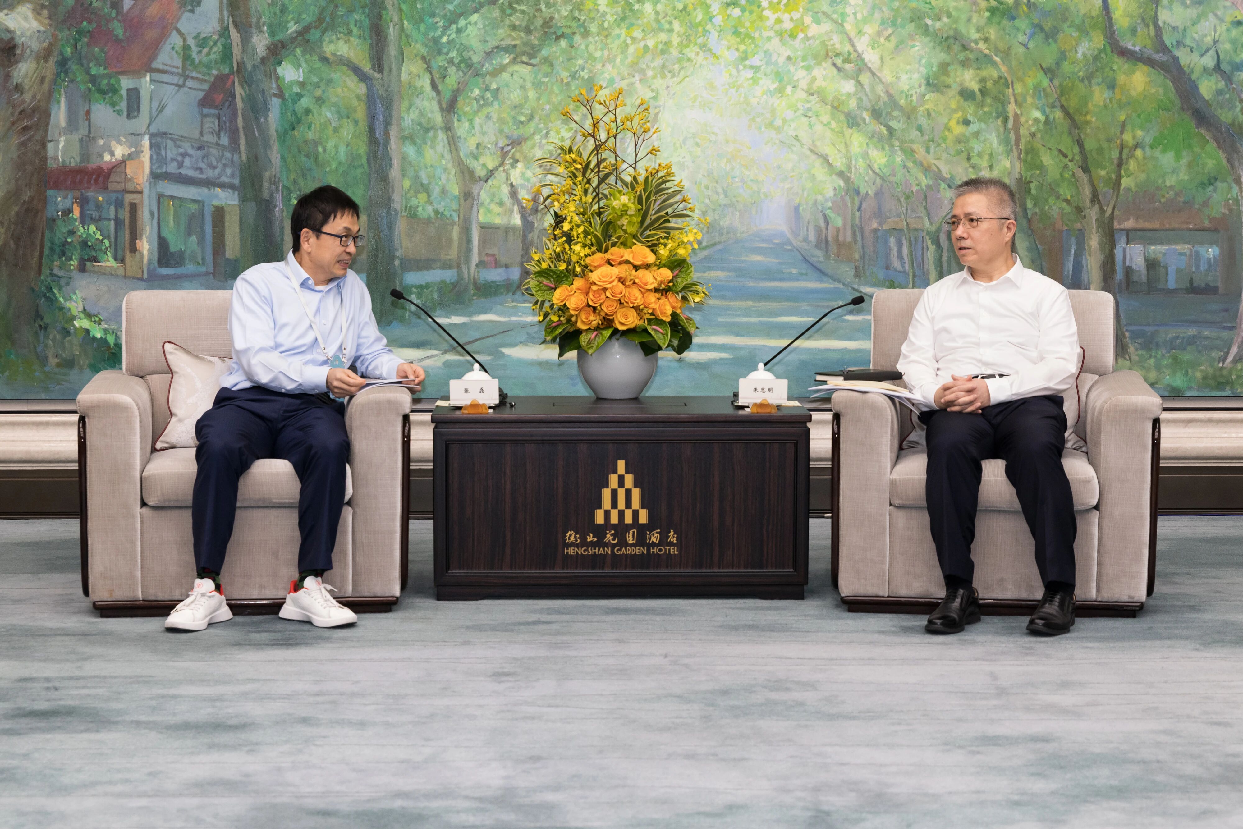 上海市市长朱忠明10月18日会见了高瓴创始人兼董事长张磊和跨国企业家、海外投资人代表。.jpg