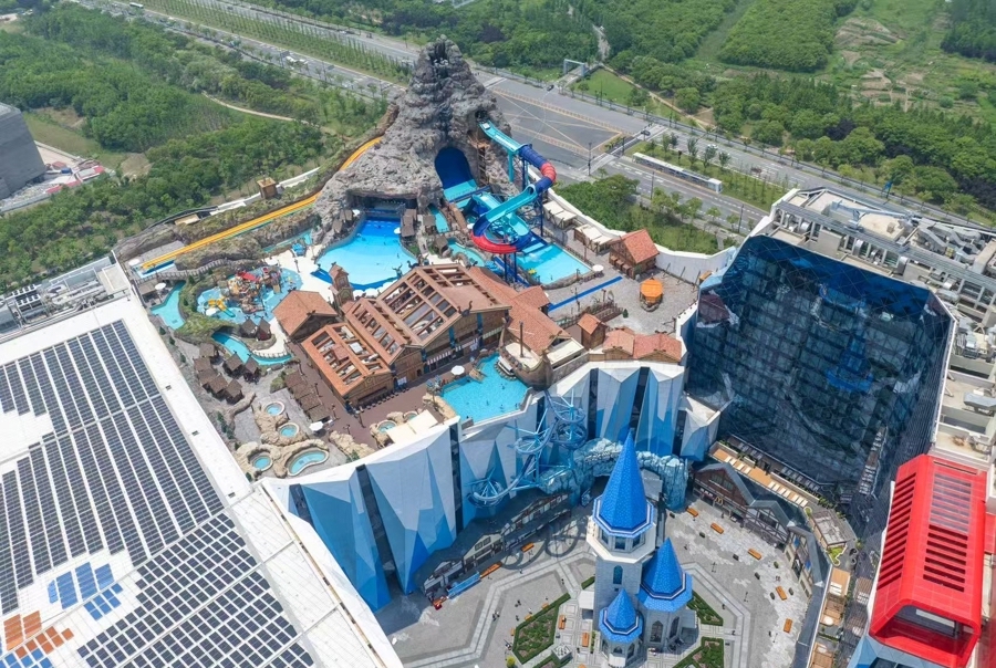 上海耀雪水世界昨天试运行,水上娱乐活动迎来首批体验者(航拍照片)。记者 孟雨涵 摄.jpeg