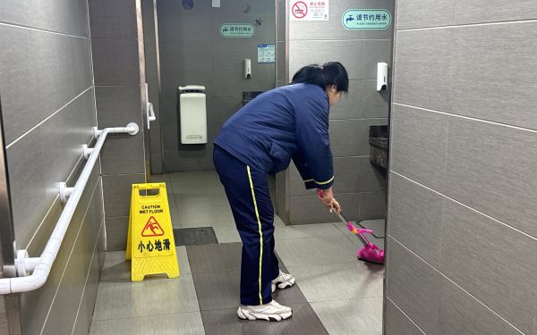 一月一日九时五十分中山东一路二百二十五号公厕保洁.jpg 一月一日九时五十分中山东一路二百二十五号公厕保洁.jpg