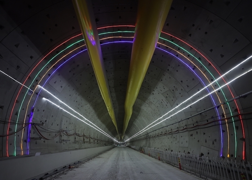 沪渝蓉高铁宝山隧道顺利贯通