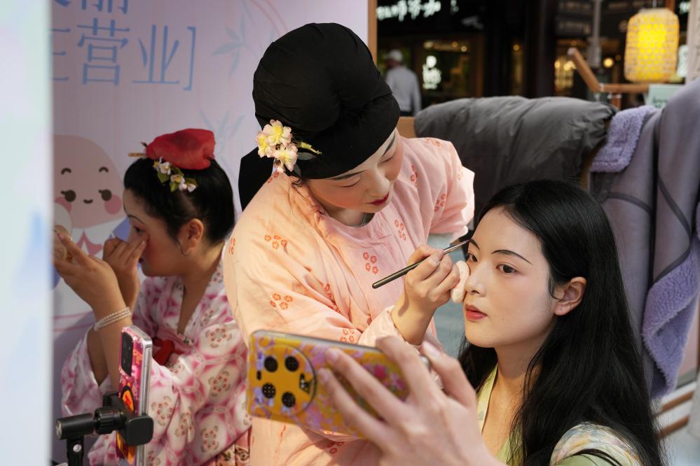 3月20日,游客在豫园商城体验国风妆造。.jpeg 3月20日,游客在豫园商城体验国风妆造。.jpeg