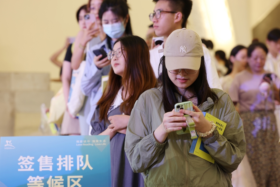 昨天，2025上海书展迎来周末大客流。记者 赖鑫琳 摄.jpeg