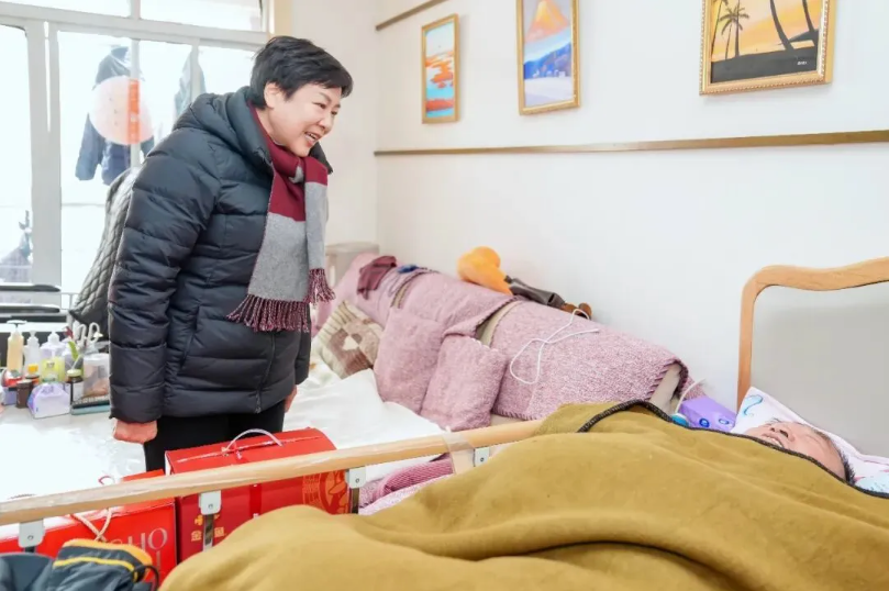  虹口区领导登门看望困难群众和党员代表 .png