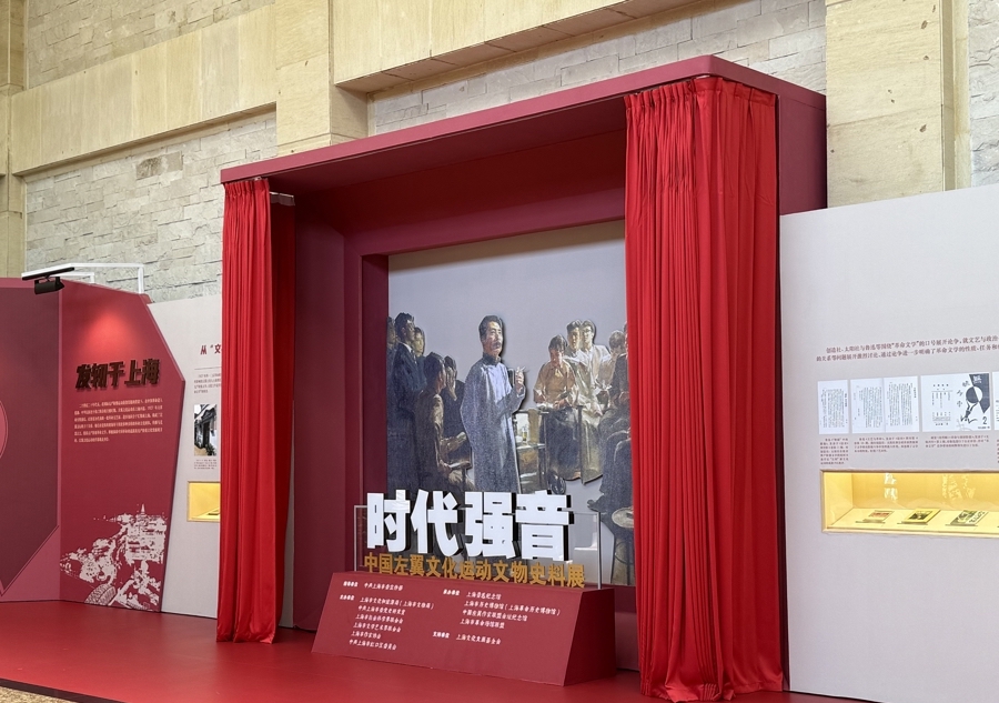 观众从上海鲁迅纪念馆大堂开始“走入”历史。 施晨露 摄.jpeg