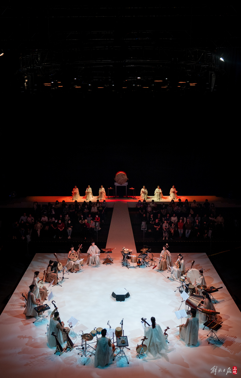 演奏家们围成圆形,相向而坐.jpeg 演奏家们围成圆形,相向而坐.jpeg