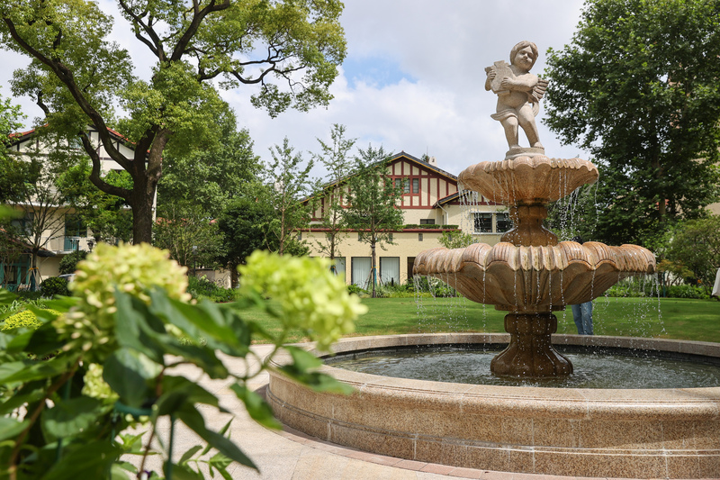 丽波花园通过“拆墙透绿”变身为市民游客可以步入的口袋公园。背对衡山路90多年的小天使雕塑也转了180度,将笑脸留给路人.jpeg 丽波花园通过“拆墙透绿”变身为市民游客可以步入的口袋公园。背对衡山路90多年的小天使雕塑也转了180度,将笑脸留给路人.jpeg