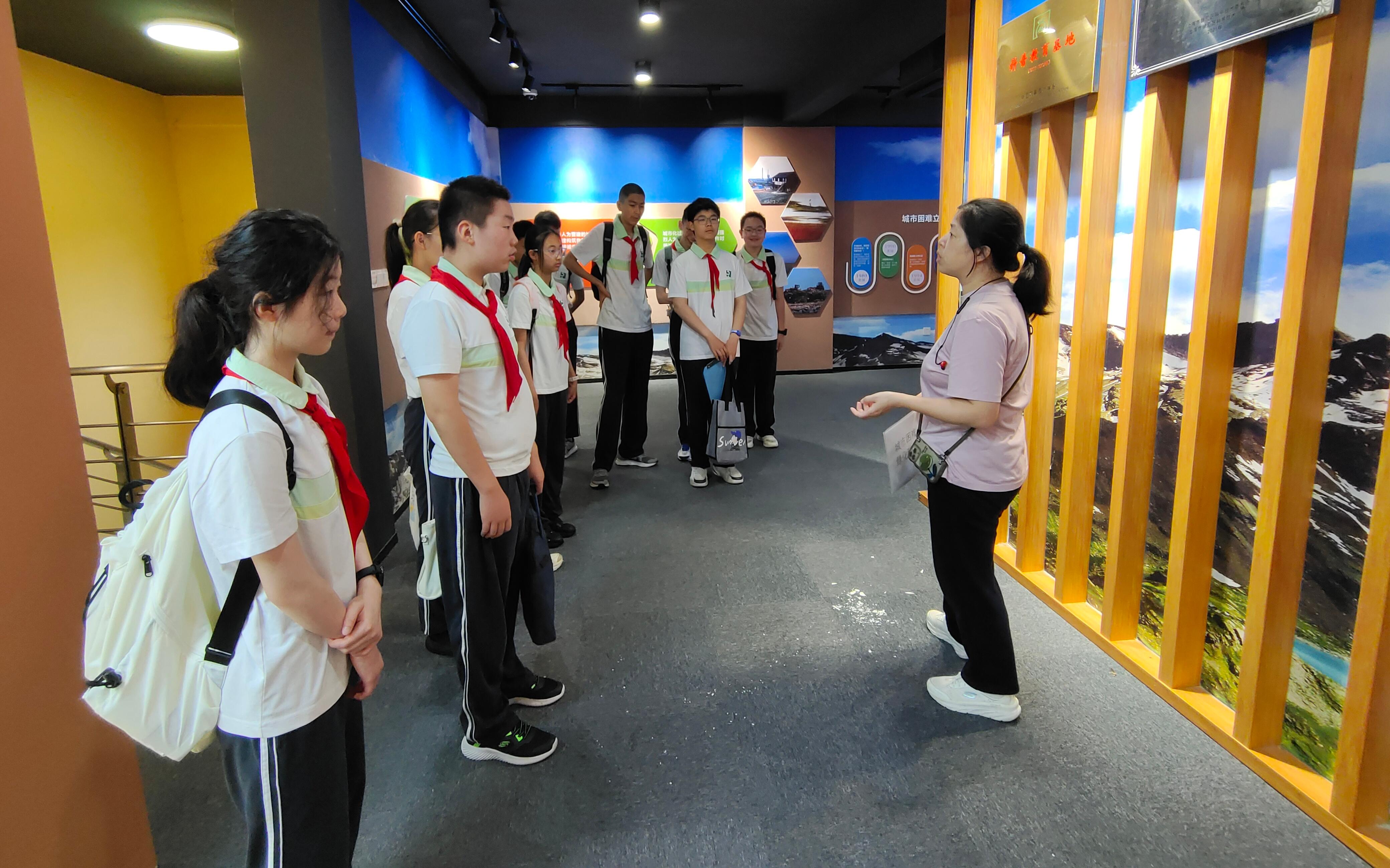 展厅参观.jpg 展厅参观.jpg