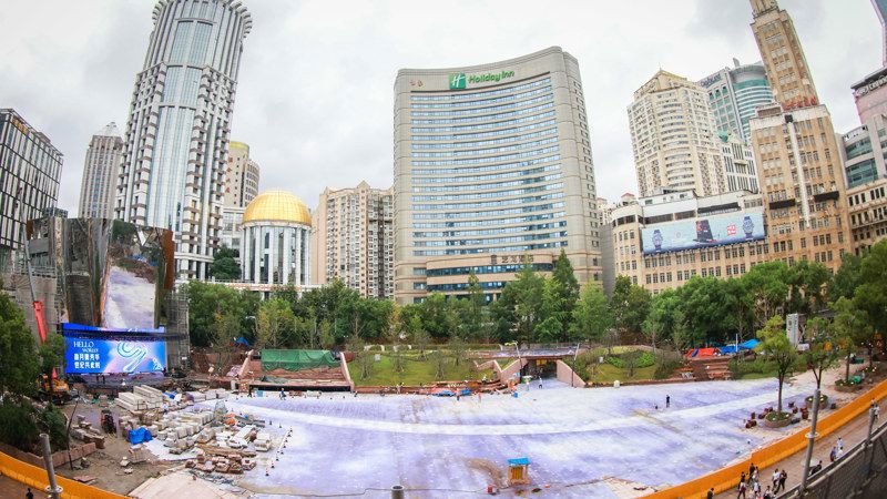 南京路世纪广场改造雏形初现,巨型不锈钢幕墙、形似珍珠贝母画卷的地砖成为亮点。.jpeg 南京路世纪广场改造雏形初现,巨型不锈钢幕墙、形似珍珠贝母画卷的地砖成为亮点。.jpeg