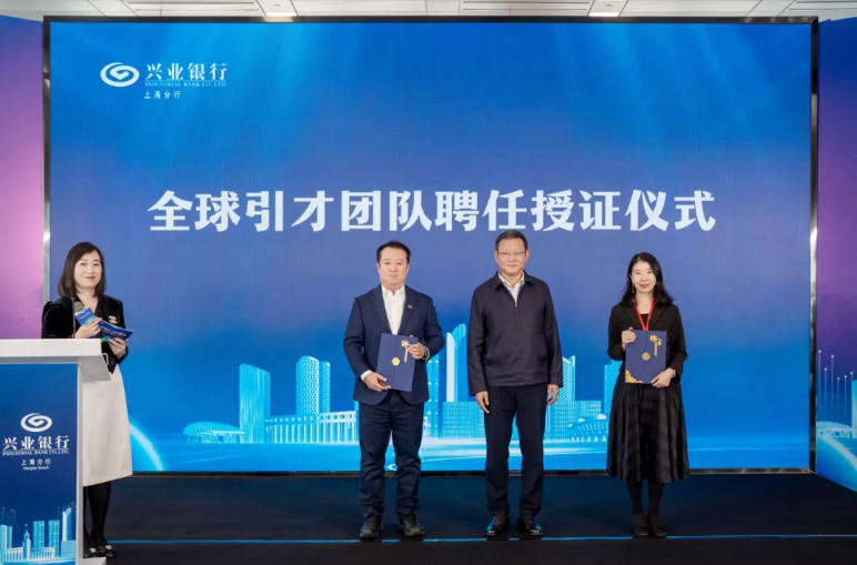 吕鸣为两家企业颁发全球引才团队聘书.png 吕鸣为两家企业颁发全球引才团队聘书.png