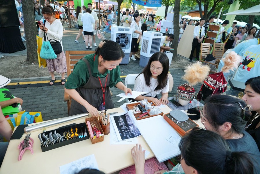 平台引入社区的创作者、商家、用户等共创,让更多的想法和细节落地。 受访者供图.jpg 平台引入社区的创作者、商家、用户等共创,让更多的想法和细节落地。 受访者供图.jpg