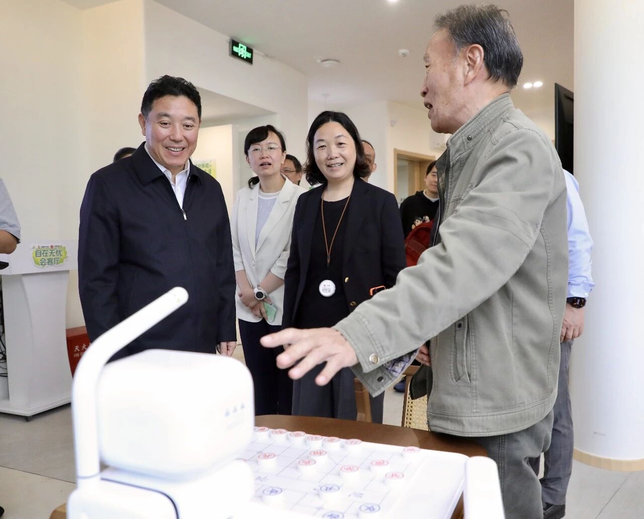 长宁区委书记孔福安在仙霞新村街道调研民生工作5.jpg