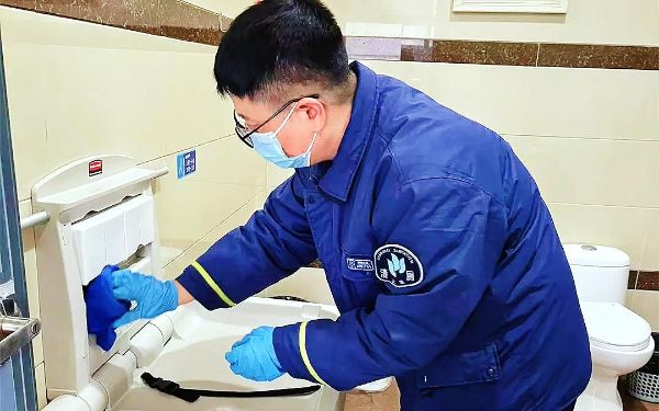 春节公厕不“打烊”  城市温度有保障4.jpg