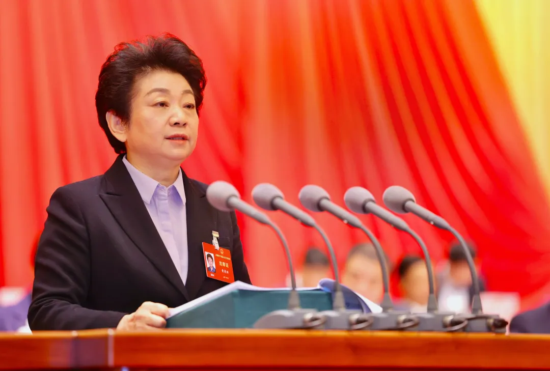 黄莉新作市人大常委会工作报告。 袁婧 摄.jpeg