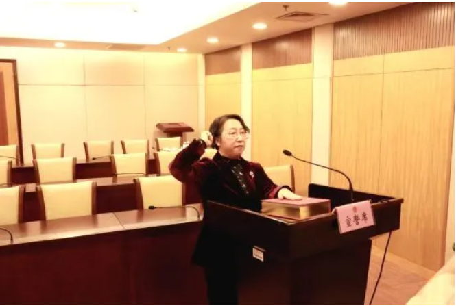 组织新任命人员进行宪法宣誓.png