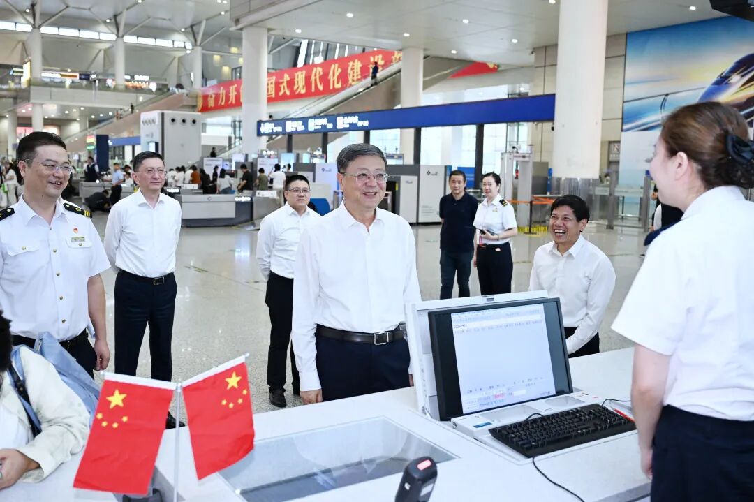 陈吉宁朱忠明检查国庆期间城市安全运行和服务保障工作