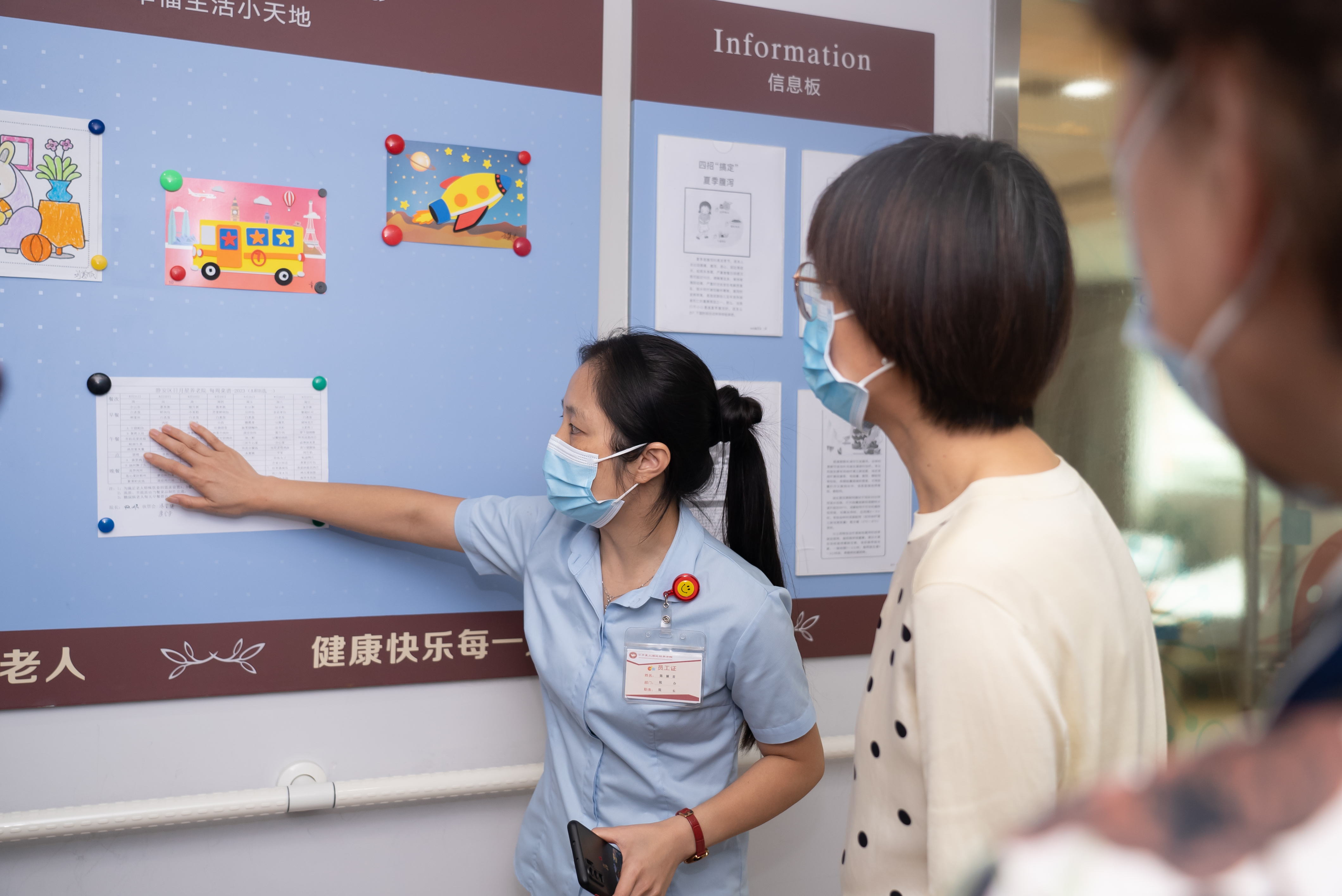 介绍2(左2:区医保局副局长丁文淑).jpg 介绍2(左2:区医保局副局长丁文淑).jpg