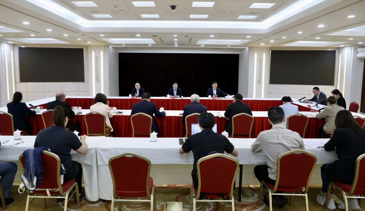 长宁区委召开区第十二次党代会报告征求社会各界人士意见座谈会.jpg
