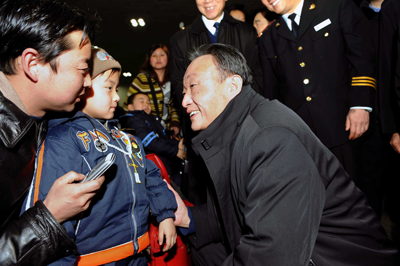 2008年2月3日,吴邦国同志在北京西站候车室与旅客交谈。新华社记者李涛 摄 .jpg 2008年2月3日,吴邦国同志在北京西站候车室与旅客交谈。新华社记者李涛 摄 .jpg