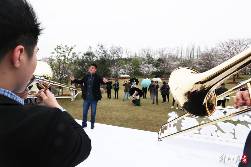 上海音乐学院长号重奏团在顾村公园为游客和市民演奏.jpeg