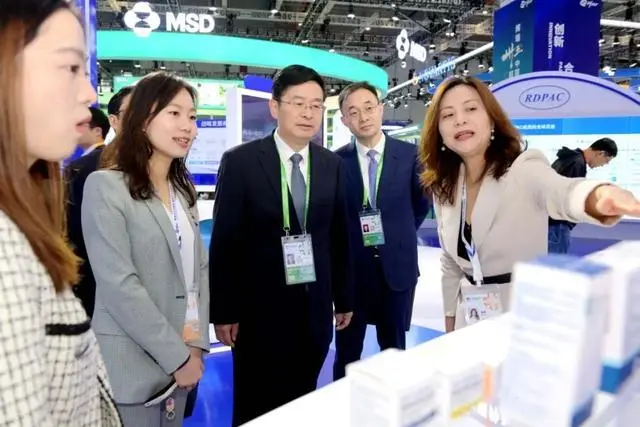 在服务贸易展区的毕马威企业展台,于勇详细了解企业最新成果发布.jpeg 在服务贸易展区的毕马威企业展台,于勇详细了解企业最新成果发布.jpeg