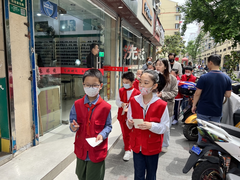 为了更好地议事,儿童议事团“走街”倾听街区邻居的想法.jpeg 为了更好地议事,儿童议事团“走街”倾听街区邻居的想法.jpeg