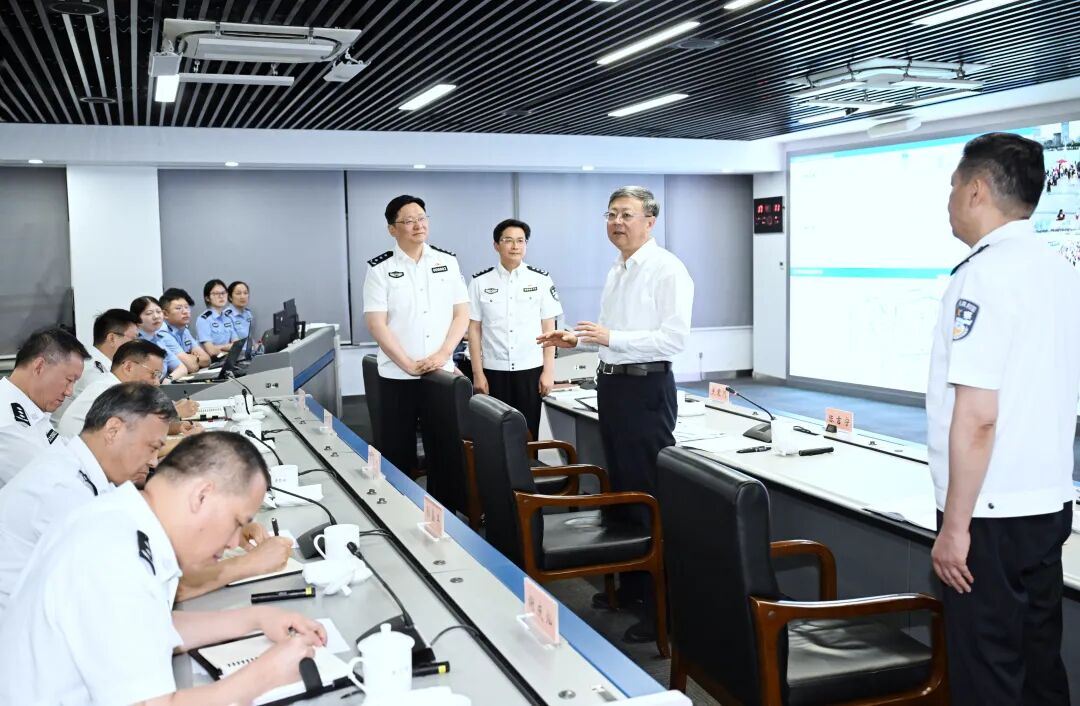陈吉宁朱忠明检查国庆期间城市安全运行和服务保障工作2.jpeg