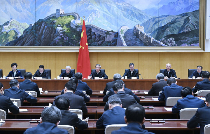 3月14日，国务院总理李强主持召开国务院第八次全体会议，深入学习贯彻习近平总书记在全国两会期间的重要讲话和全国两会精神，对落实国务院2025年重点工作进行部署。.jpg