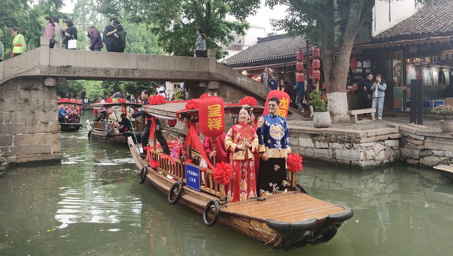 朱家角古镇“水桥婚礼秀”.jpeg 朱家角古镇“水桥婚礼秀”.jpeg