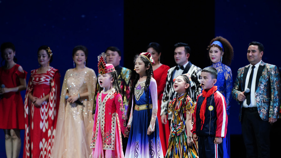 沪喀两地文艺工作者和孩子们一起演唱《歌唱祖国》 .jpeg 沪喀两地文艺工作者和孩子们一起演唱《歌唱祖国》 .jpeg