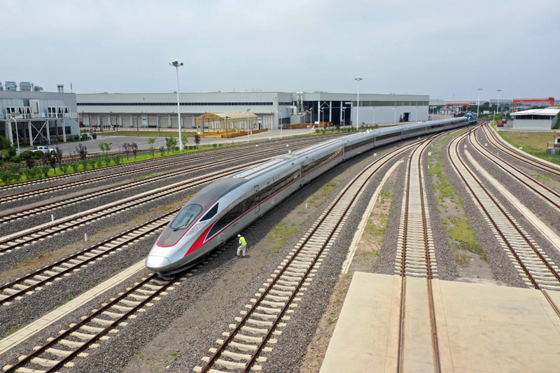 在位于山东青岛的中车四方股份公司,一辆复兴号列车正在出厂(2021年7月1日摄)。.jpg 在位于山东青岛的中车四方股份公司,一辆复兴号列车正在出厂(2021年7月1日摄)。.jpg