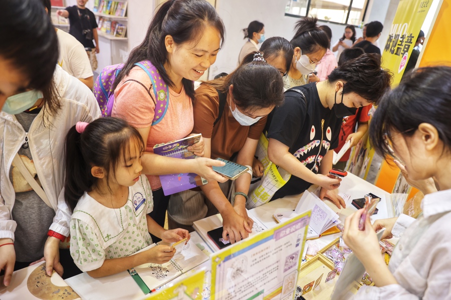 书展现场不少读者热衷于盖章打卡。记者 赖鑫琳 摄.jpg 书展现场不少读者热衷于盖章打卡。记者 赖鑫琳 摄.jpg