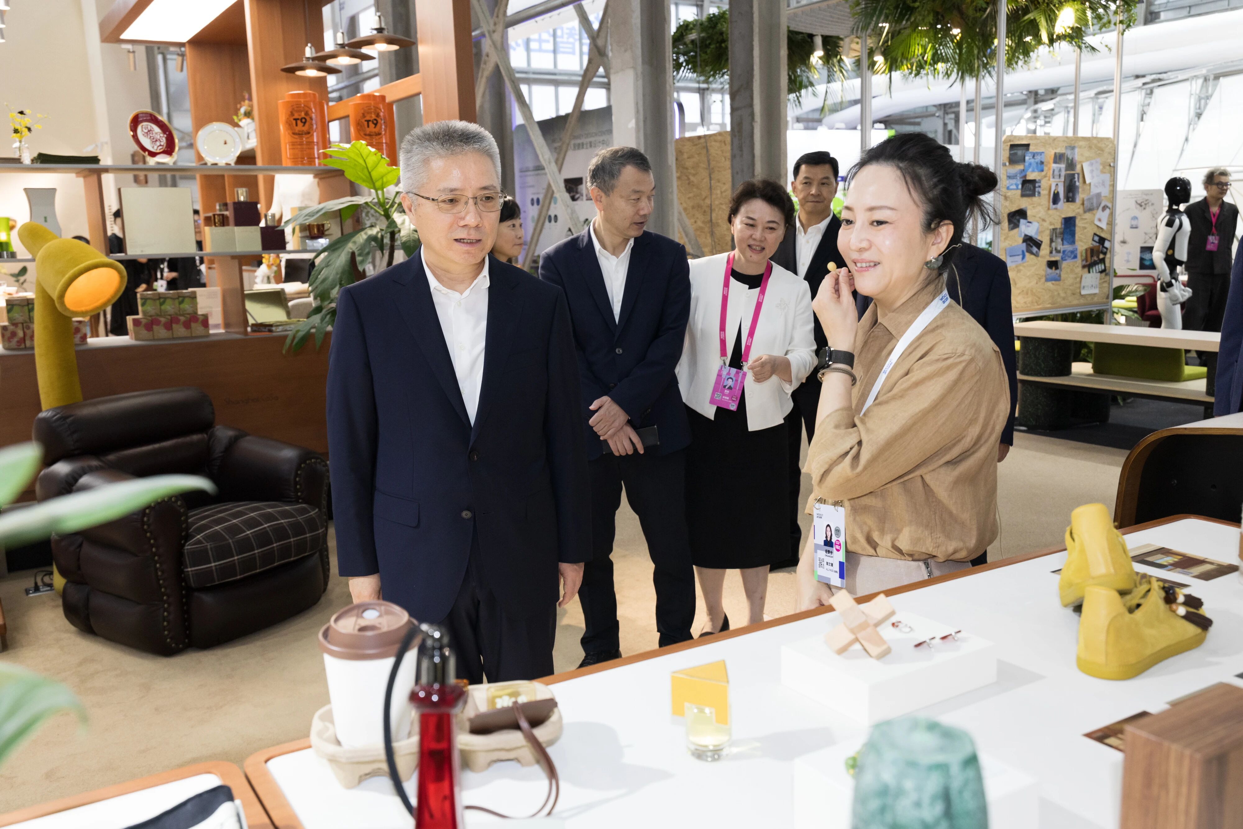 朱忠明与会嘉宾举行了巡馆活动.jpg