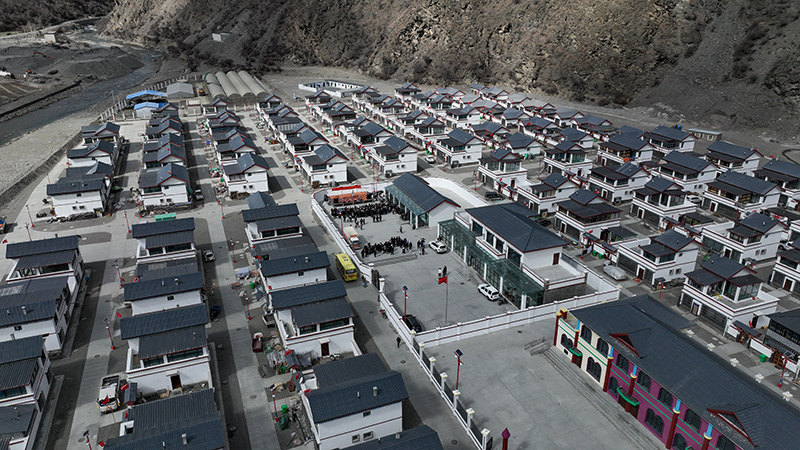 这是2023年2月15日拍摄的西藏隆子县斗玉珞巴民族乡绕让搬迁安置点（无人机照片）。.JPG