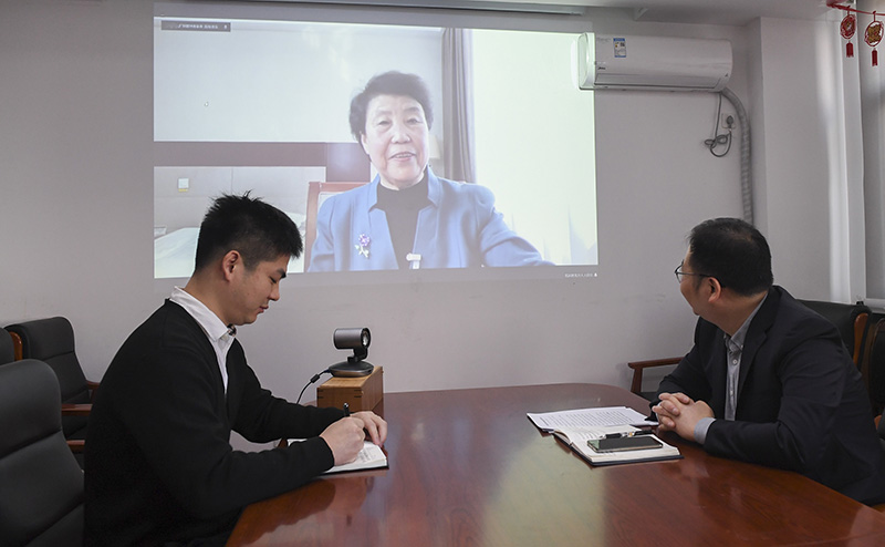 3月8日,农业农村部市场与信息化司监测统计处处长邓飞(右)及同事在农业农村部会议室与全国人大代表、山西省昔阳县大寨镇大寨村党总支书记郭凤莲视频连线.jpg 3月8日,农业农村部市场与信息化司监测统计处处长邓飞(右)及同事在农业农村部会议室与全国人大代表、山西省昔阳县大寨镇大寨村党总支书记郭凤莲视频连线.jpg