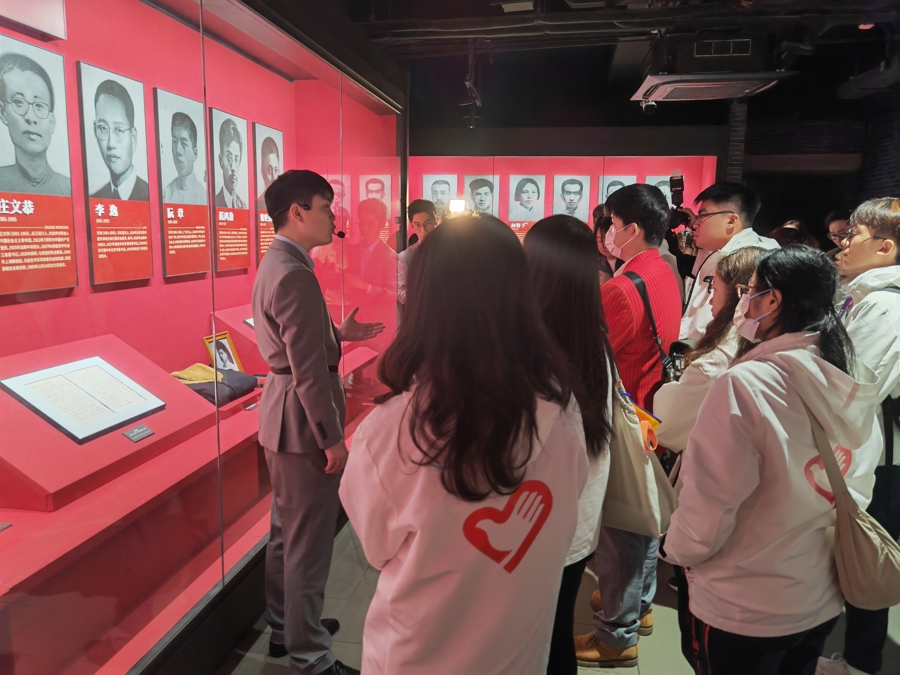 进博会港澳台青年志愿服务团参观中共四大纪念馆.jpg