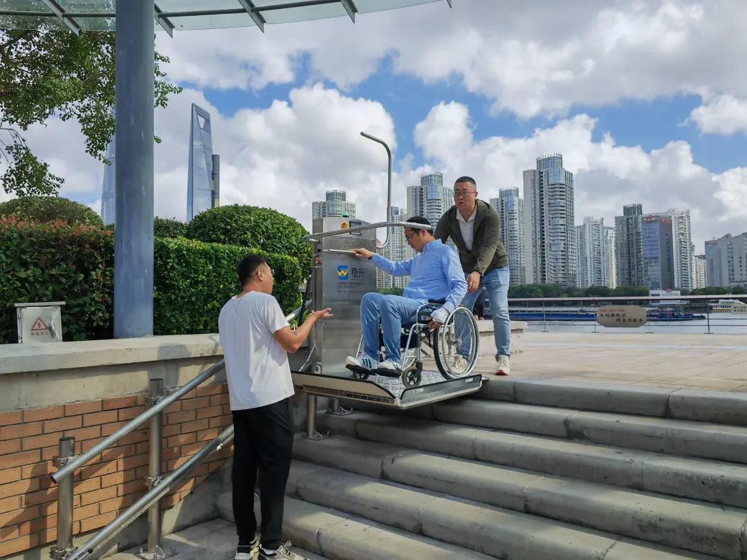 黄浦南外滩滨江新增无障碍升降平台.jpg 黄浦南外滩滨江新增无障碍升降平台.jpg