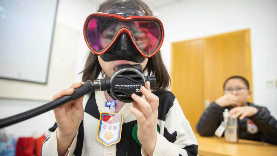 孩子们体验创意插画及艺术手工课程和潜水设备。 记者 赖鑫琳 摄 .jpeg 孩子们体验创意插画及艺术手工课程和潜水设备。 记者 赖鑫琳 摄 .jpeg