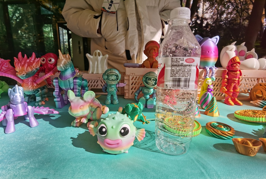 文化创意工作室用3D打印制作的可降解材质玩具。 陈玺撼 摄.jpeg 文化创意工作室用3D打印制作的可降解材质玩具。 陈玺撼 摄.jpeg